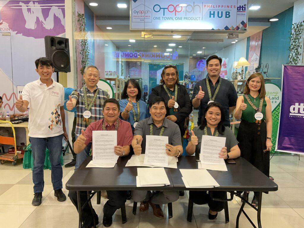 Officials from Department of Trade and Industry and Ayala Malls Harbor Point ink a Memorandum of Agreement for the establishment of a One Town One Product (OTOP) Hub at the 2nd floor of the mall. (Reia G. Pabelonia/PIA 3)