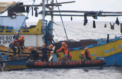 9 na mangingisdang tatlong araw nang stranded, nasagip ng Philippine Coast Guard sa Bataan